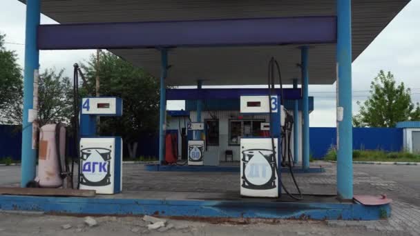 Velho posto de gasolina abandonado em azul moscow Rússia 11 Outubro 2021. — Vídeo de Stock