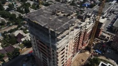 İnşaat vinçleri olan yüksek katlı bir bina. 4k hava aracı görüntüsü