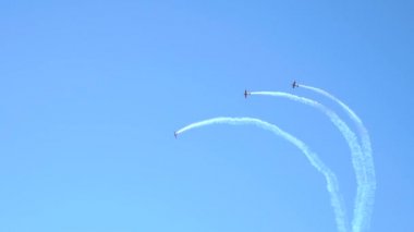 Mavi gökyüzünde numaralar yapan uçaklar