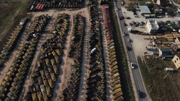 Terk edilmiş ağır araçlar, tanklar, traktörler, itfaiye araçları mezarlığı. — Stok video
