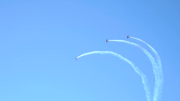Aviões fazendo truques no céu azul — Vídeo de Stock