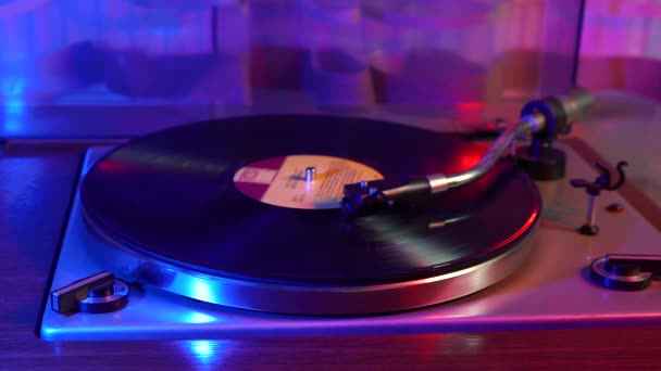Elektrisk vinylskivspelare. Närbild av en snurrande vinylskiva och en pickup nål. — Stockvideo