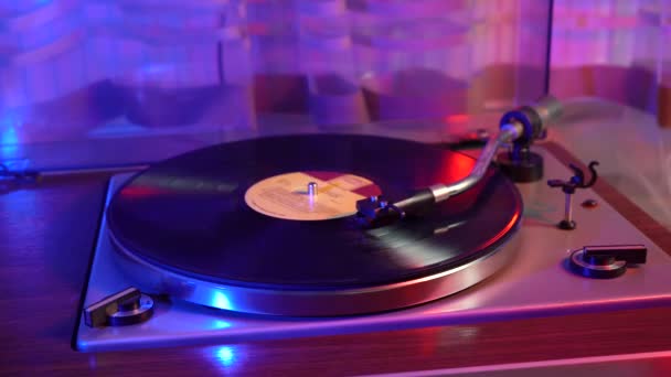 Tocador de vinilo de trabajo con registro en luz de neón. Giradiscos — Vídeos de Stock