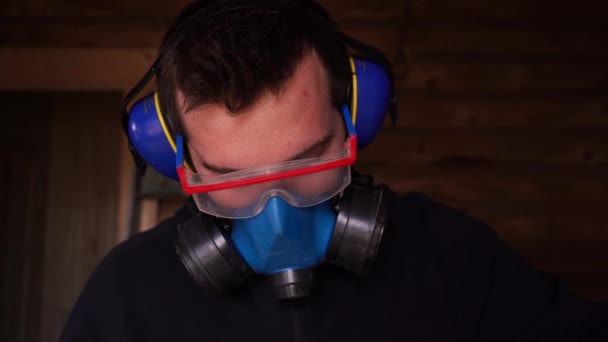 Mężczyzna wkłada respirator na twarz w pomieszczeniu — Wideo stockowe