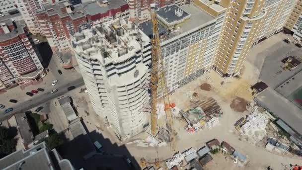 Images 4K d'un drone volant sur un bâtiment de plusieurs étages en construction — Video
