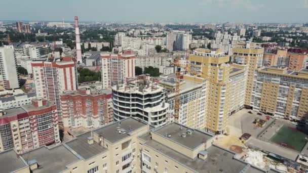 Mouvement de drone le long de grands bâtiments de grande hauteur — Video