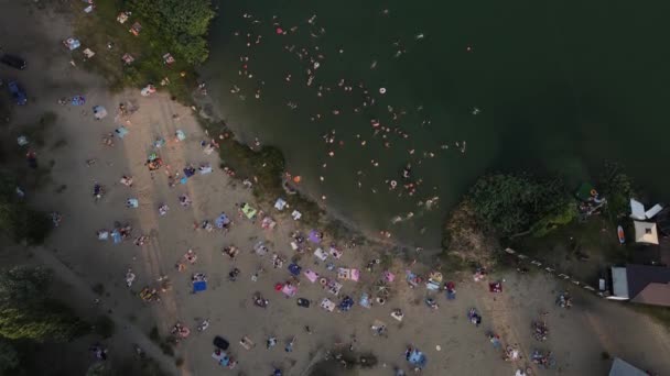 Movimento drone ao longo de uma praia cheia de pessoas — Vídeo de Stock