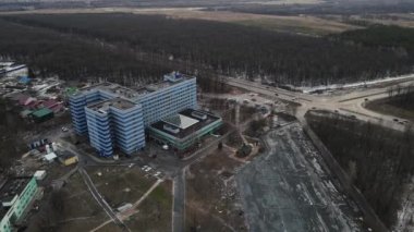 Yeni tıp hastanesi. Yükseklikten 4K görüntü.