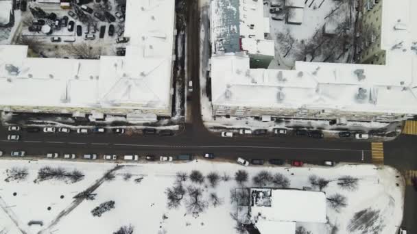 Mouvement des voitures le long des rues de la ville. prise de vue aérienne — Video