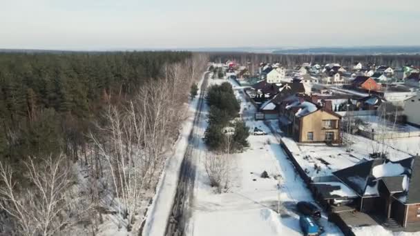 4К съемки коттеджной деревни с высоты. антенна зимой — стоковое видео