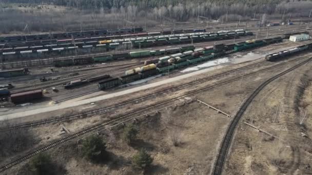 Muitos trens que transportam mercadorias perigosas, produtos petrolíferos. Imagens de drones 4k — Vídeo de Stock