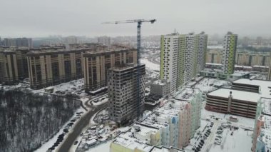 Şehir merkezinde çok sayıda yüksek binalar var. 4k hava görüntüsü
