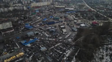 Kuşbakışı bakınca kasvetli bir şehir. hava atışı