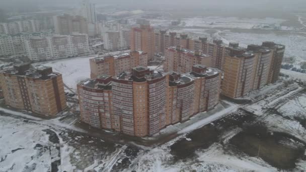Woonwijk in bewolkt winterweer. luchtfoto 's — Stockvideo