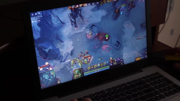 Seorang pria duduk di laptop dan bermain Dota 2 Moskow Rusia 20 November 2021 — Stok Video