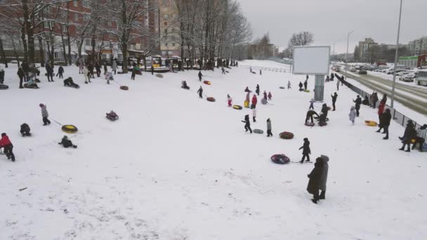 子供たちは新年のために冬にスライドに乗るモスクワロシア2021年12月21日 — ストック動画