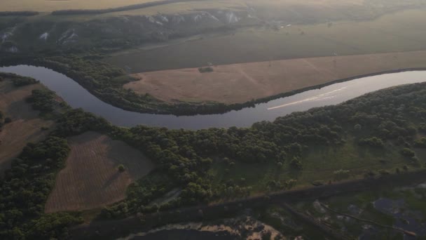 Łóżko nad rzeką Don o zachodzie słońca. Nagranie z drona 4k — Wideo stockowe