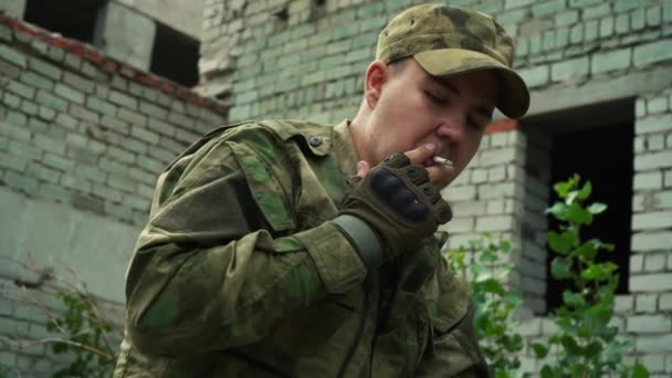 Чоловічий солдат курить сигарету — стокове відео
