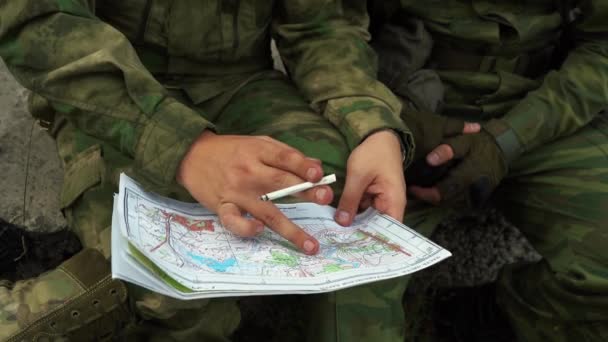 Żołnierze patrzą na mapę z bliska Moskwa Rosja 20 maja 2021 — Wideo stockowe