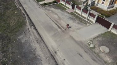 Yeni asfalt döşemek için özel bir aletle yolu temizleyen bir adam. hava durumu
