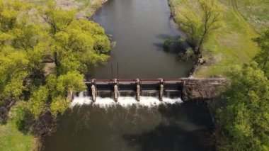 Nehrin kenarındaki tarlada küçük bir baraj. 4k drone görüntüsü