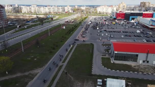 In der Innenstadt versammeln sich viele Motorradfahrer. Moskau russland 27 august 2021 — Stockvideo