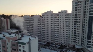 Kışın gün batımında bir taşra kasabasının görüntüleri. havadan 4k görüntüsü