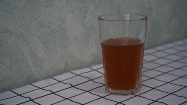 bir bardak elma suyu tablodur