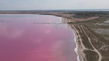 Kırım 'da bulunan pembe göl kuş bakışı bir manzaraya sahip.
