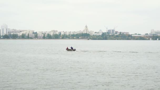 Een boot met mensen drijft op de rivier — Stockvideo