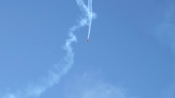 Små retroflygplan, lätta flygplan som flyger i blå himmel och gör stunts. — Stockvideo