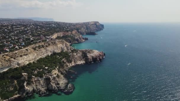 Disparos desde el dron de la orilla del mar situado cerca de las rocas. disparo aéreo 4k — Vídeos de Stock