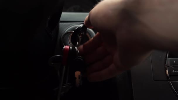 Man starts the car with the ignition key — Vídeo de stock