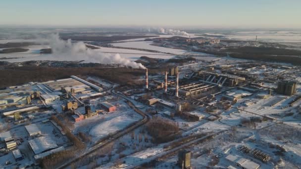 Many factories and factories on the ground. 4k aerial footage — Video