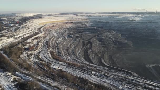 Huge mountain quarry in winter. 4k drone footage — Vídeos de Stock