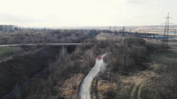 Camião dos bombeiros a conduzir fora de estrada. Imagens de drones 4k — Vídeo de Stock