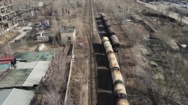Yakıt ve petrol taşıyan bir sürü tren var. hava atışı