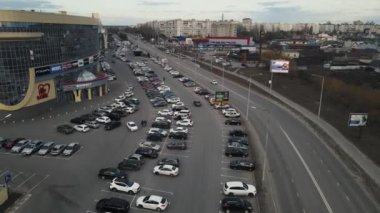 Park yerindeki arabaların hava görüntüsü. Hava saldırısı. Stary Oskol Rusya 20 Nisan 2021.