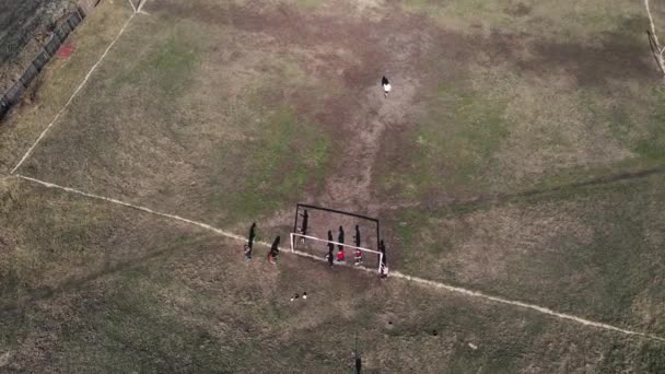 Подвір'я футболу на вулиці в селі.4k ефір — стокове відео