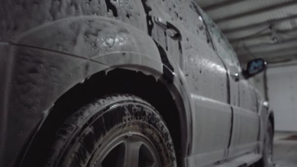 Espuma fluye por el coche lavado — Vídeos de Stock