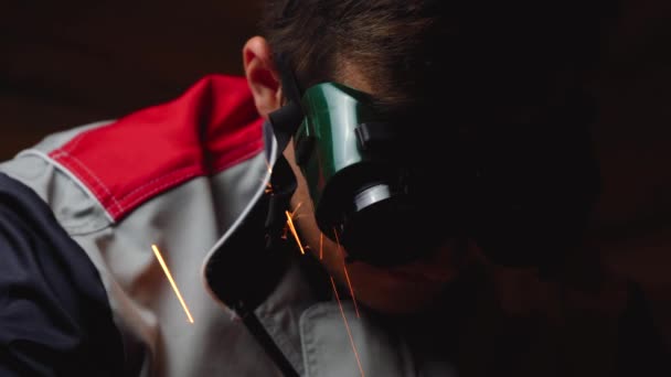 Чоловік ріже метал болгаркою в спеціальних окулярах — стокове відео
