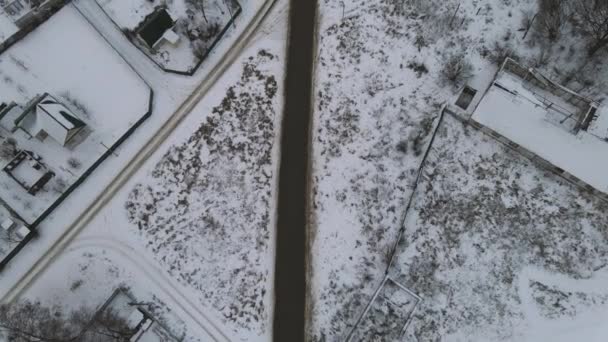 Fotografia lotnicza samochodu poruszającego się zimą po drodze — Wideo stockowe