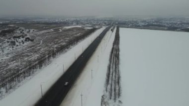 Kışın bulutlu havada otoyol. 4k hava aracı görüntüsü