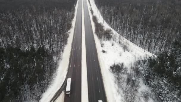 Motorway in winter. 4k aerial shooting — Stock Video