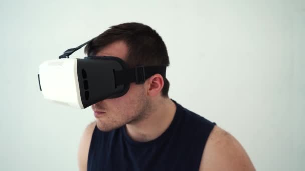 Unrasierter Mann mit vr Brille auf weißem Hintergrund — Stockvideo