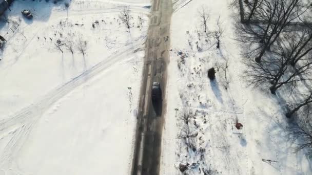 Drone volgen van een auto rijden op de weg — Stockvideo