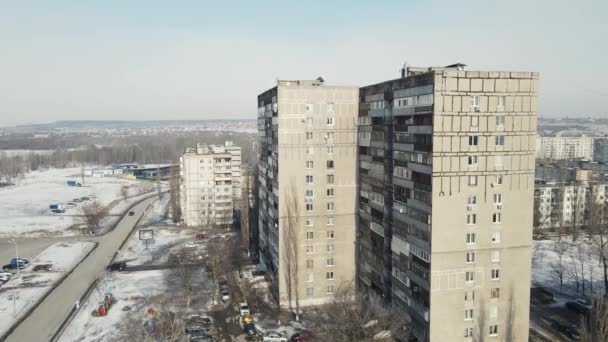 Viejos edificios soviéticos de gran altura. disparos aéreos — Vídeo de stock