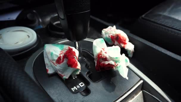 Τα μαντηλάκια με αίμα είναι στο αυτοκίνητο. — Αρχείο Βίντεο