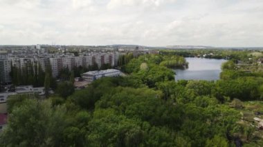 İnsansız hava aracı yazın her şey yeşilken nehir yatağı boyunca hareket eder.