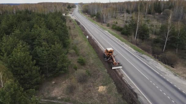 Ciągnik naprawia widok z wysokości. Materiał 4k — Wideo stockowe